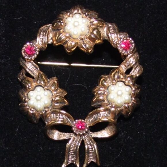AVON VINTAGE Wreath Pin Brooch - Picture 1 of 4